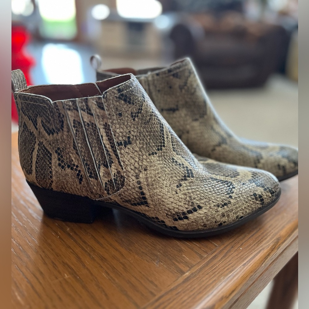 Lucky Brand Womens Booties snake skin side zip Tan black Size 9 worn 1 time.